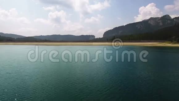 空中观湖和快速飞行接近水2视频的预览图