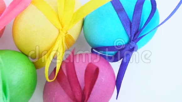 带彩带的彩色复活节彩蛋视频的预览图