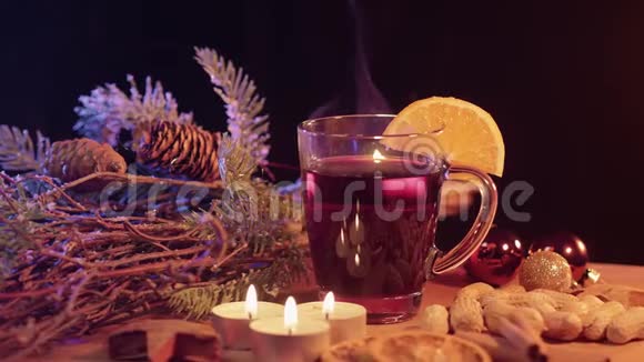 桌上摆着美酒的圣诞装饰品视频的预览图