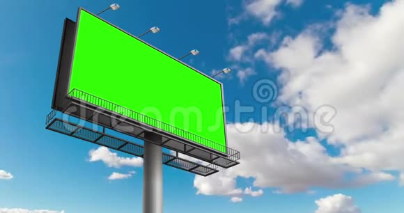 用彩色钥匙绿色屏幕的空广告牌在蓝天上用云彩消磨时间广告视频的预览图