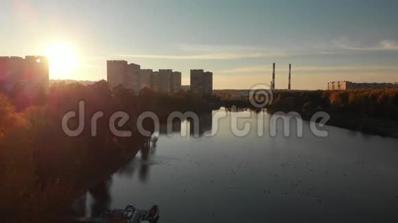 俄罗斯莫斯科泽勒诺格勒的肖科诺湖上的日落视频的预览图