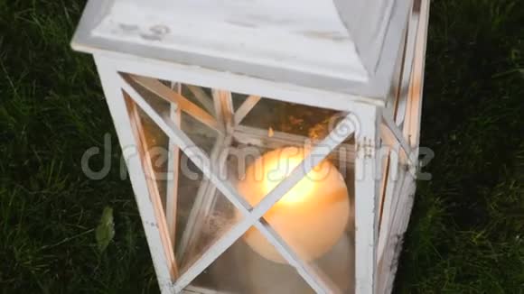 白色木制老式灯笼点燃蜡烛视频的预览图