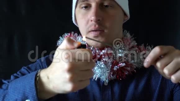 戴着圣诞帽的年轻人拿着火花机视频的预览图