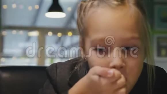 小女生在咖啡店吃蛋糕视频的预览图
