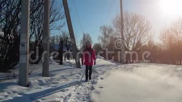女孩从学校步行回家在寒冷的晴天慢动作高清视频视频的预览图