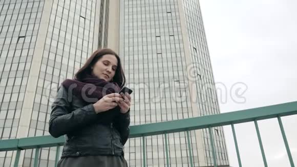 穿着休闲服的有吸引力的游客在智能手机上的应用用于在城市中航行臀部女孩站立视频的预览图