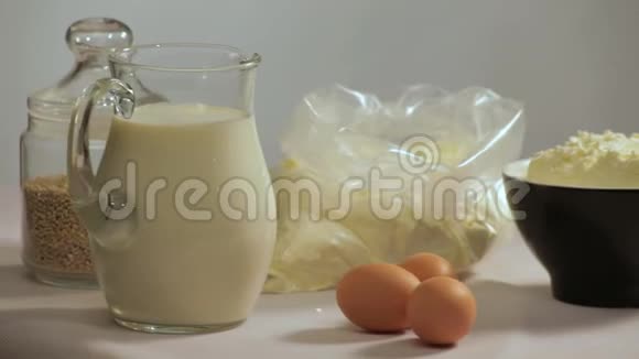 牛奶和鸡蛋在桌子上烹饪用有机食材烘焙原料视频的预览图
