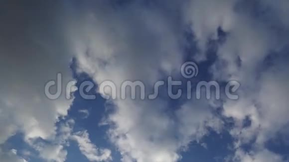 从多云的天空到无云的日落视频的预览图