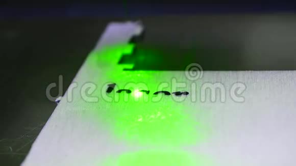 工作时激光雕刻加工激光书写字激光的光束视频的预览图