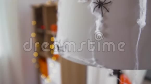 蜘蛛网上黑色玩具蜘蛛的万圣节装饰视频的预览图