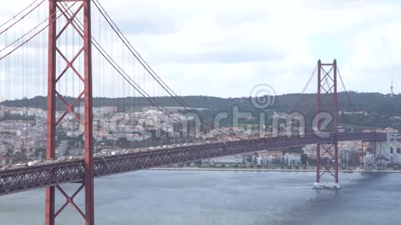 美丽的夏日里斯本四月二十五日大桥的美景视频的预览图