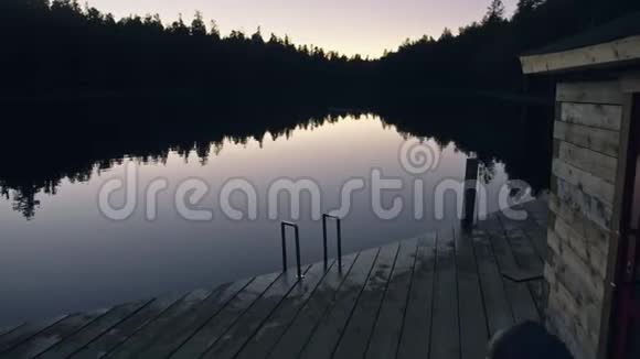 剪影旅行者在森林河流中拍摄风景木墩一个女人拍了一个漂亮的黑暗魔法夜视频的预览图