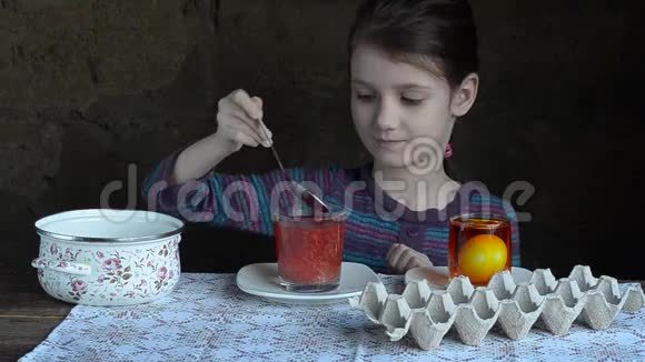 美丽的小女孩为复活节画鸡蛋红色和黄色视频的预览图