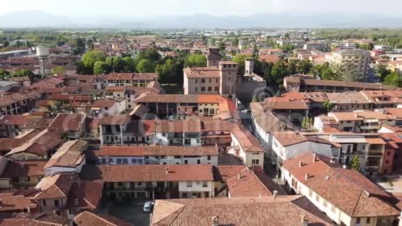 乌格纳诺贝加莫意大利从钟楼顶部俯瞰村庄和中世纪城堡视频的预览图
