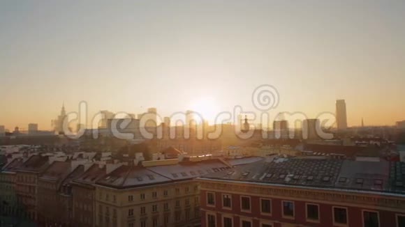 城市的日落全景与飞鸟视频的预览图