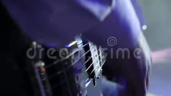 爵士乐队在舞台上吉他手在舞台的烟雾和灯光下演奏视频的预览图