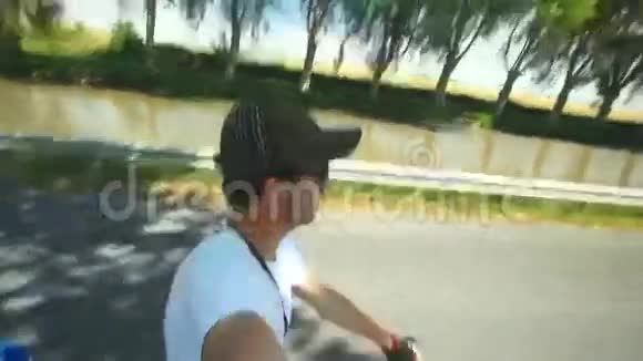 男子骑自行车与儿童骑自行车座位视频的预览图