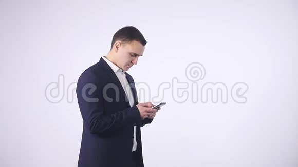 商人在白色背景下用手机发短信视频的预览图