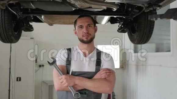 肖像男机修工修理站汽车修理工视频的预览图