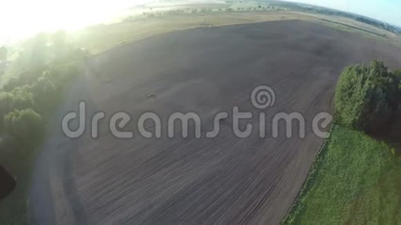 空中旋转的无人机在秋天播种农田和树木鸟瞰视频的预览图