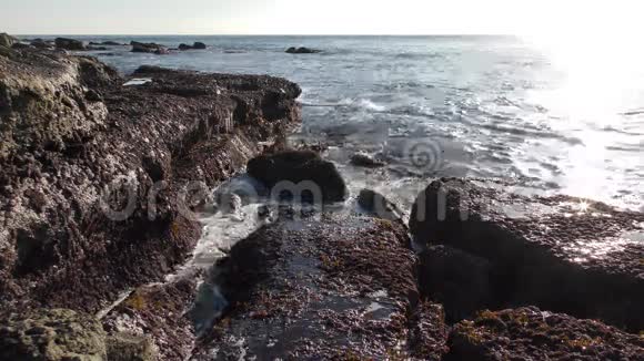 海浪溅落在海岸岩石上视频的预览图