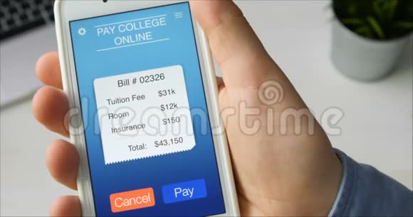 使用智能手机应用程序在线支付大学教育费用视频的预览图