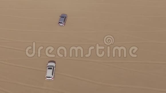 航空观景4x4越野车带游客在迪拜沙漠沙丘巴士狩猎阿联酋空气汽车在视频的预览图