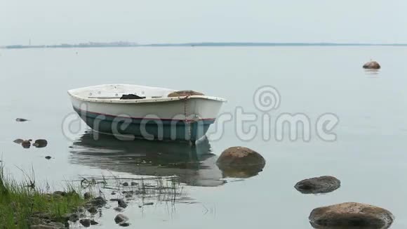 停泊的船在波浪中摇摆视频的预览图