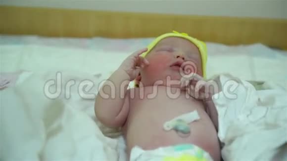 新出生的婴儿住院儿科医生和婴儿儿童有婴儿背景新生儿科医生视频的预览图