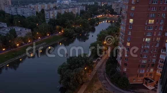 莫斯科市居住城区傍晚美丽的天空视频的预览图