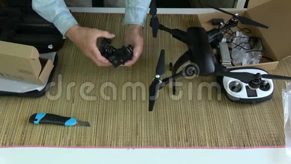 视频摄影师用行动摄像机测试新的无人机万向节视频的预览图