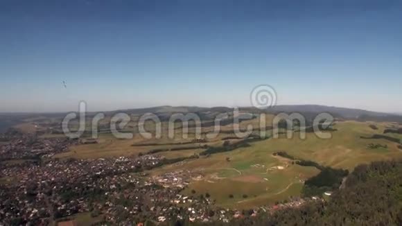 从直升飞机在新西兰的山全景和地形景观视频的预览图