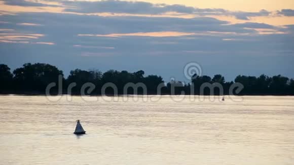 日落时的河流景观录像来自飞船一群鸟飞过水面天空和云彩视频的预览图