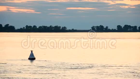 日落时的河流景观录像来自飞船一群鸟飞过水面天空和云彩视频的预览图
