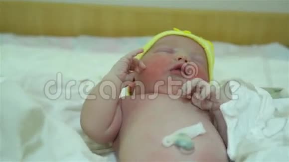 新出生的婴儿住院儿科医生和婴儿儿童有婴儿背景新生儿科医生视频的预览图