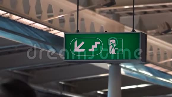国际机场出口标志视频的预览图