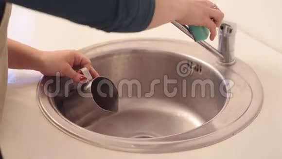 女人洗手的特写镜头视频的预览图