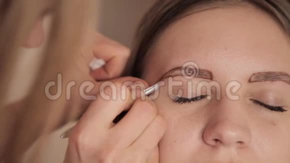 化妆师为女客户挑眉毛视频的预览图