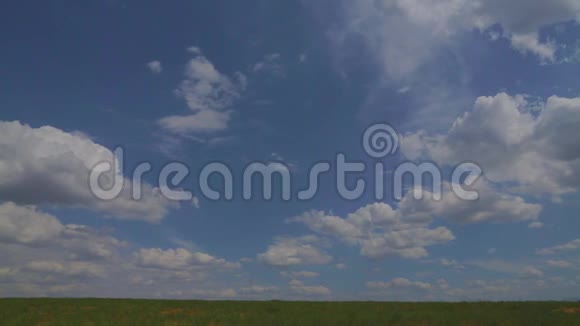 在天空中的云层背景下视频的预览图