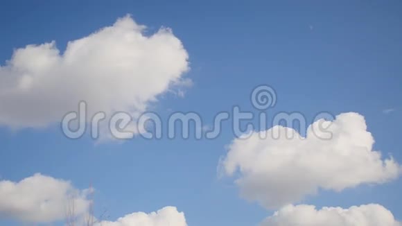 在天空中飞翔的白云被阳光照亮美丽的蓝天视频的预览图