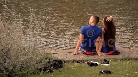 爱的一对夫妇在湖边共度时光视频的预览图