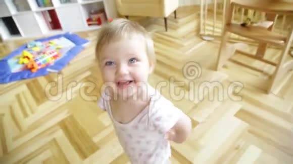 小女婴到处走微笑着视频的预览图