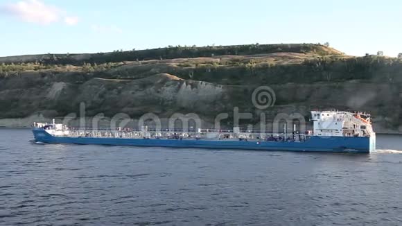 俄罗斯伏尔加河上油轮的移动视频的预览图