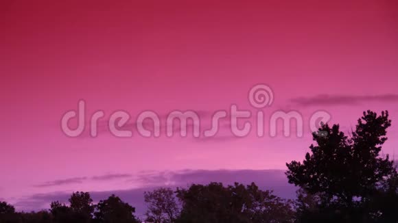 粉红色的日落和夜幕在时光流逝中拍摄视频的预览图