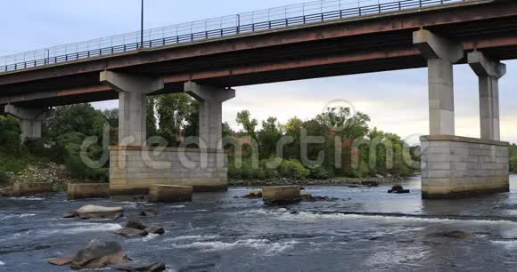 新罕布什尔州曼彻斯特桥和梅里马克河景观视频的预览图