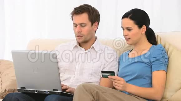 可爱的夫妇在网上买东西视频的预览图