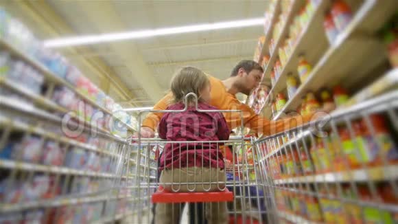 微笑的父女在超市挑选产品男人在商店买饮料视频的预览图