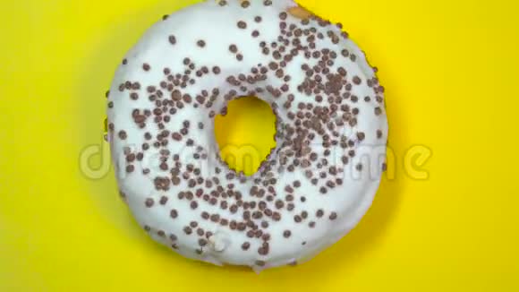 美味的甜面圈很快就在盘子上旋转上景黄色背景视频的预览图