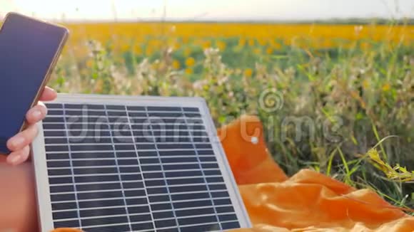 电池充电器太阳能户外可再生能源关闭屏幕蜂窝电话手女孩连接从视频的预览图