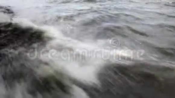 波浪从船的鼻子下在船上拍摄伏尔加河视频的预览图